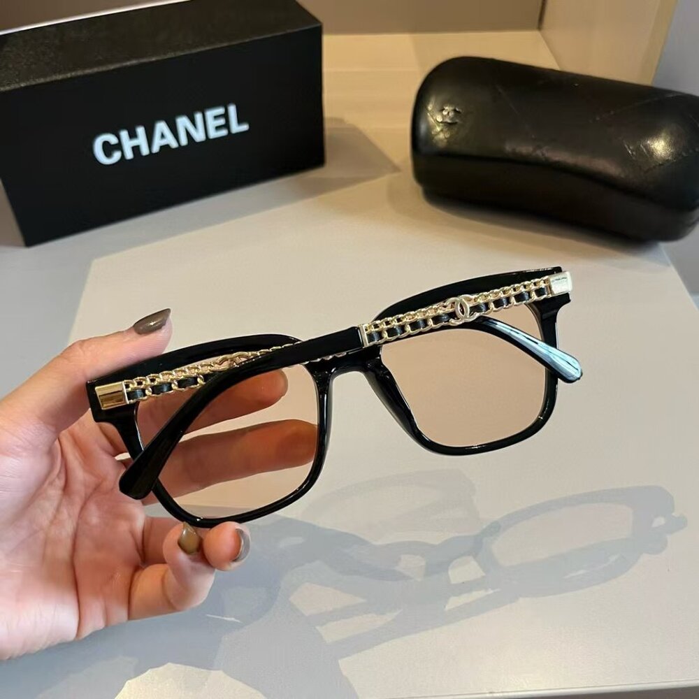 Chic Black Women’s Sunglasses - Picture 6 of 8